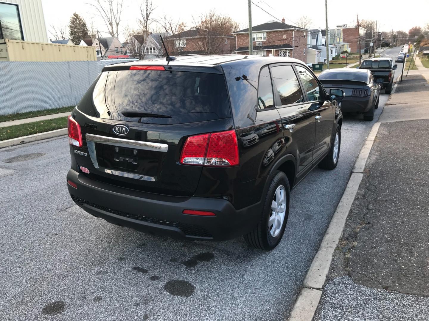 2011 Black /Gray Kia Sorento LX (5XYKT3A10BG) with an 2.4 V4 engine, Automatic transmission, located at 577 Chester Pike, Prospect Park, PA, 19076, (610) 237-1015, 39.886154, -75.302338 - Photo#4